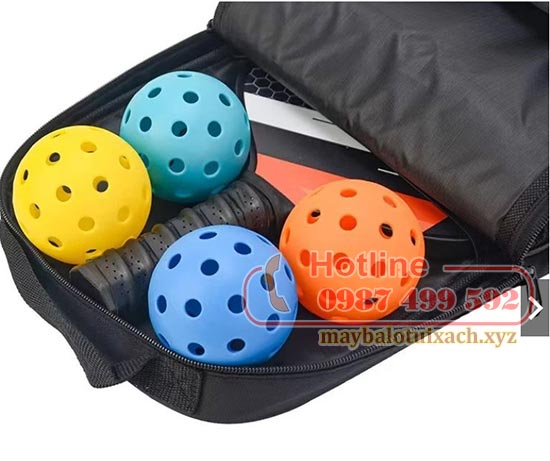 ben-trong-tui-dung-vot-pickleball
